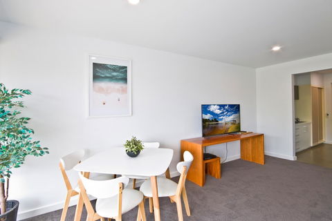 Lorne Bay View Motel - Brisbane Tourism 19