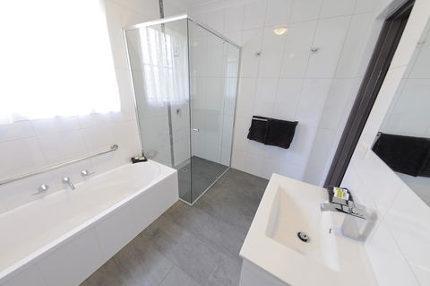 Greenvale Holiday Units - Tourism Brisbane 2