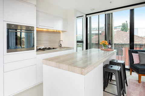 Modern Apartment In The Heart Of St Kilda - Tourism Brisbane 8
