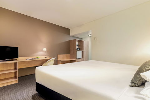 Ibis Melbourne Hotel And Apartments - Tourism Brisbane 6