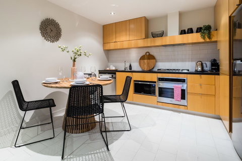Auguste, Melbourne CBD Private Accommodation With Parking - Brisbane Tourism 9