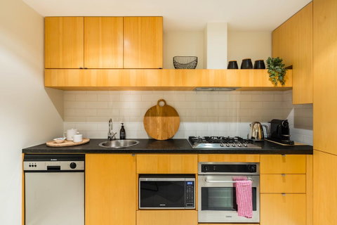 Auguste, Melbourne CBD Private Accommodation With Parking - Brisbane Tourism 10