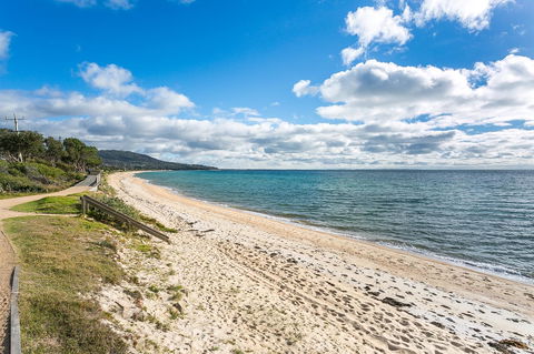 Beach Front Beauty - Ocean Front Views - Tourism Brisbane 3