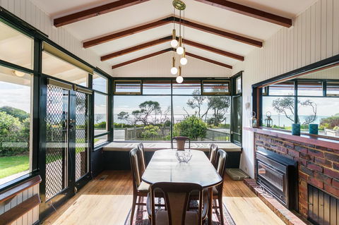 Beach Front Beauty - Ocean Front Views - Tourism Brisbane 1