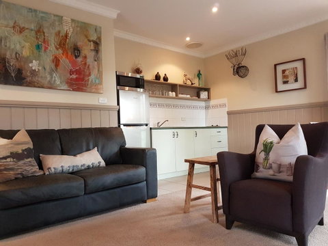 Tangenong Cottages - Brisbane Tourism 13