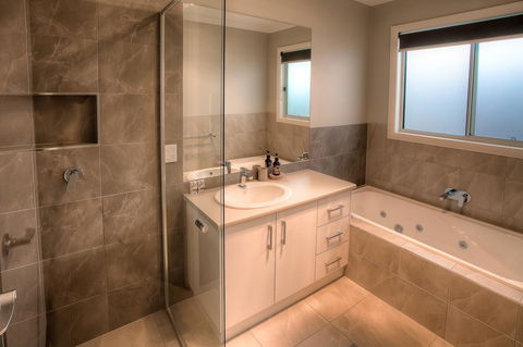 Luxury Abalina Cottages - Tourism Brisbane 10