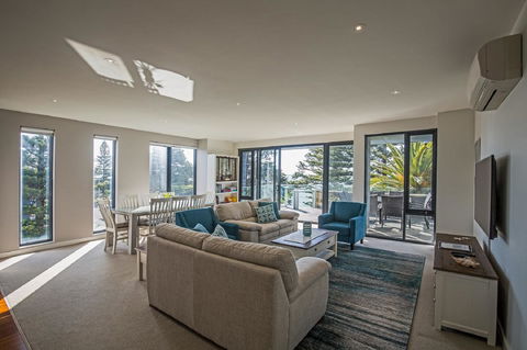 C-Scape Esplanade Cowes - Tourism Brisbane 0