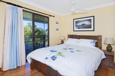 THE BOARDROOM ON BANKSIA - 11 Banksia Ave Bonny Hills - Tourism Brisbane 3