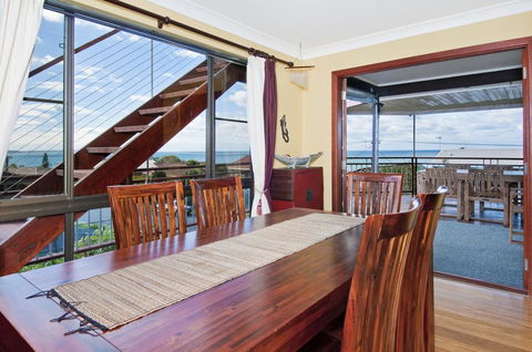 THE BOARDROOM ON BANKSIA - 11 Banksia Ave Bonny Hills - Tourism Brisbane 2