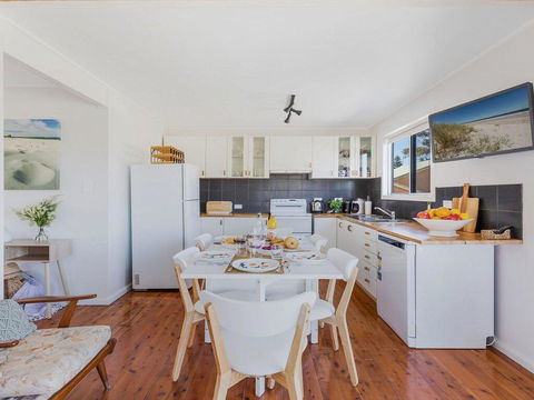 The Chalet At Callala Beach - Beach House Character - Brisbane Tourism 1