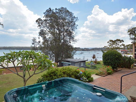 The House On The Lake @ Fishing Point, Lake Macquarie - Honestly Put The Line In And Catch Fish - Tourism Brisbane 1