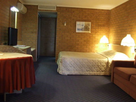 The John Hunter Motel - Tourism Brisbane 3