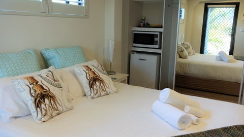 THE TIN SHED Couples Accommodation At Bay Of Fires - Brisbane Tourism 3