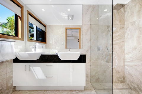 THE VIEW, TUGUN - 4 Bedrooms - Sea Views - Private Heated Pool - Tourism Brisbane 2