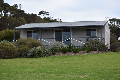 Tidal Dreaming Seaview Cottages - Tourism Brisbane 0