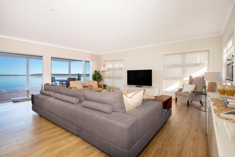 Tranquility Absolute Waterfront - Pet Friendly - 10 Mins To Hyams Beach - Brisbane Tourism 2