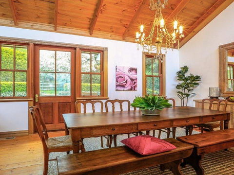 Treetops - Elegant, Inviting, Designer, Cedar Home - Tourism Brisbane 3