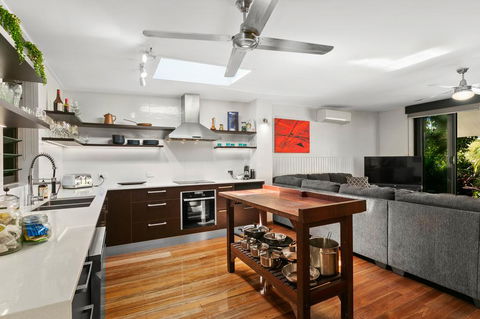 Tropical House, Pool And Extra Bungalow, 4 Bedrooms - Brisbane Tourism 3