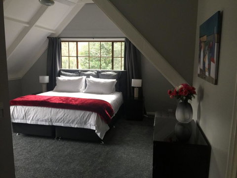 Tudor House - Large Family Home - Brisbane Tourism 0