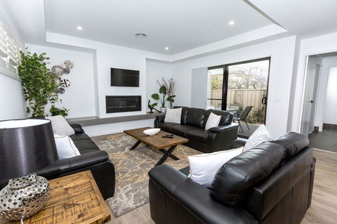 TWO TEN Sleeps 10! Luxury CBD Accommodation - Tourism Brisbane 0