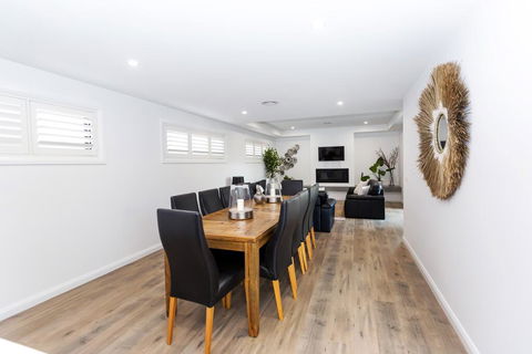 TWO TEN Sleeps 10! Luxury CBD Accommodation - Brisbane Tourism 1