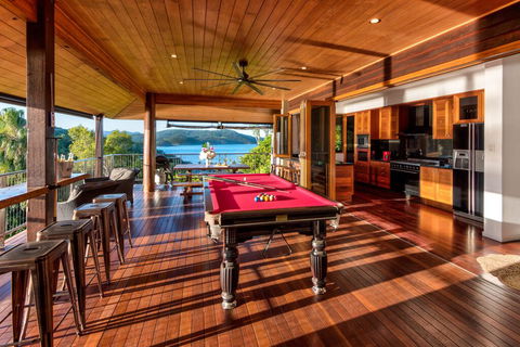 Uisce Luxury Holiday House With Jacuzzi Pool Table Cinema Premium Foxtel And Two Buggies - Tourism Brisbane 3