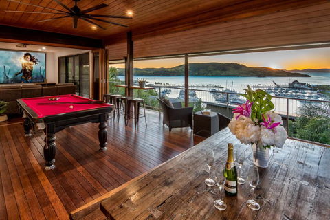 Uisce Luxury Holiday House With Jacuzzi Pool Table Cinema Premium Foxtel And Two Buggies - Tourism Brisbane 2