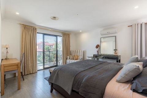 ULTRA SPACIOUS STYLISH HOME IN PRESTONS - SYDNEY - Tourism Brisbane 2