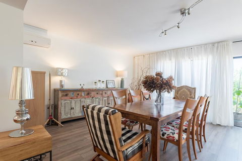 ULTRA SPACIOUS STYLISH HOME IN PRESTONS - SYDNEY - Tourism Brisbane 1