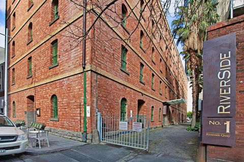 Ultra-chic Top Floor New York Style Loft Apartment - Tourism Brisbane 0