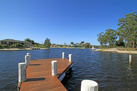Unbeatable Waterfront Location - Brisbane Tourism 2