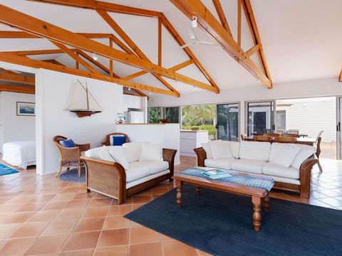 Unit 1 44 Danalene Pde Fantastic Waterfront Property With Air Con - Tourism Brisbane 1