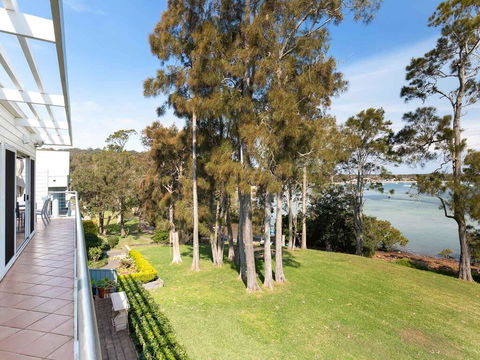 Unit 1 44 Danalene Pde Fantastic Waterfront Property With Air Con - Tourism Brisbane 0