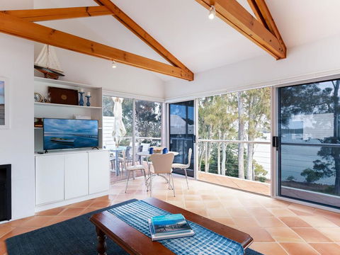 Unit 1 44 Danalene Pde Fantastic Waterfront Property With Air Con - Tourism Brisbane 3