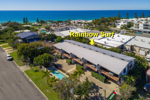 Unit 1 Rainbow Surf - Modern, Two Storey Townhouse With Large Shared Pool, Close To Beach And Shop - Tourism Brisbane 2