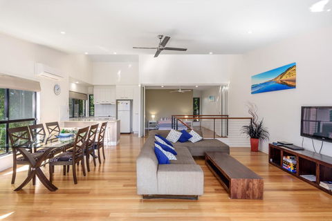 Unit 1 Rainbow Surf - Modern, Two Storey Townhouse With Large Shared Pool, Close To Beach And Shop - Tourism Brisbane 0