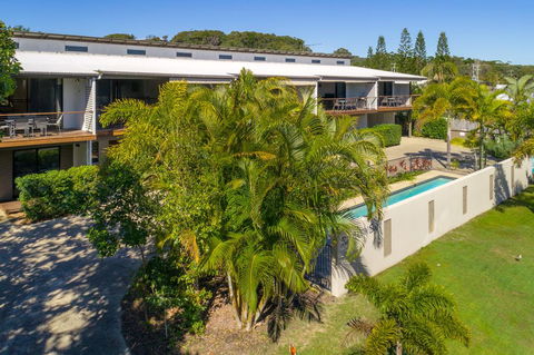 Unit 1 Rainbow Surf - Modern, Two Storey Townhouse With Large Shared Pool, Close To Beach And Shop - Tourism Brisbane 3