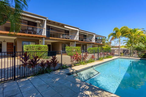 Unit 1 Rainbow Surf - Modern, Two Storey Townhouse With Large Shared Pool, Close To Beach And Shop - Tourism Brisbane 1