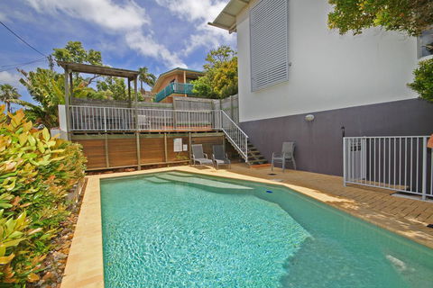Unit 2, Sea Breeze Villas- 39 First Avenue Coolum - WIFI, 400 Bond - Tourism Brisbane 1