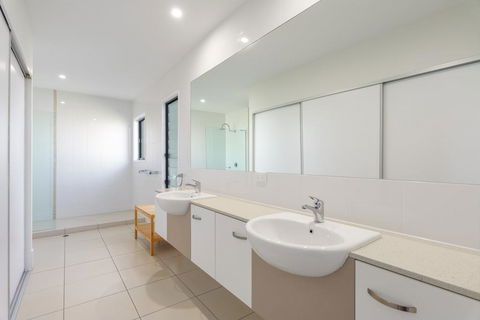Unit 3 Rainbow Surf - Modern, Double Storey Townhouse With Large Shared Pool, Close To Beach And Shop - Tourism Brisbane 1