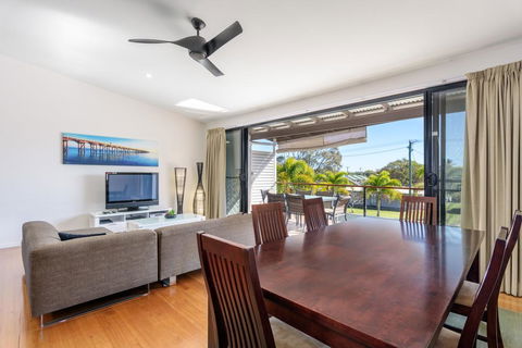 Unit 3 Rainbow Surf - Modern, Double Storey Townhouse With Large Shared Pool, Close To Beach And Shop - Tourism Brisbane 0