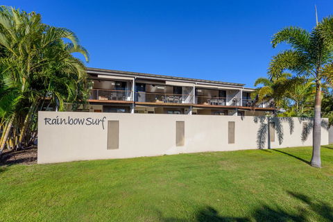 Unit 3 Rainbow Surf - Modern, Double Storey Townhouse With Large Shared Pool, Close To Beach And Shop - Tourism Brisbane 2