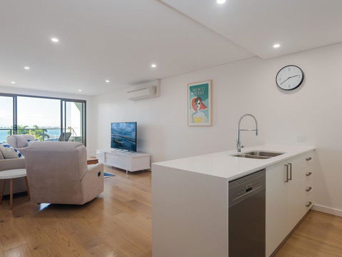 Unit 301 'The Shoal' 6-8 Bullecourt Street - Air Con, Walking To Local Shops & Beach - Tourism Brisbane 1
