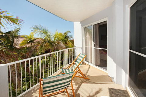 Unit 4, Coolum Sands Apartments, 34 First Avenue Coolum Beach, 400 BOND, LINEN SUPPLIED - Brisbane Tourism 1