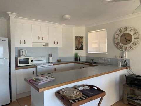 Unit 5 Sanctuary Shores, Kings Beach - Free Wifi! - Tourism Brisbane 3