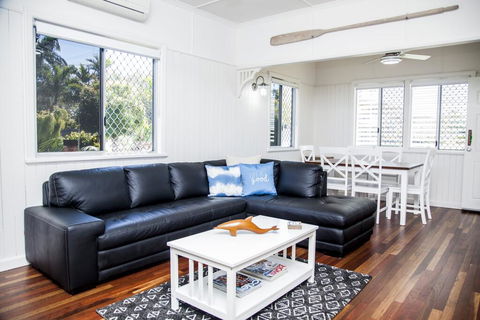 Urangan Harbour Cottage - Brisbane Tourism 0
