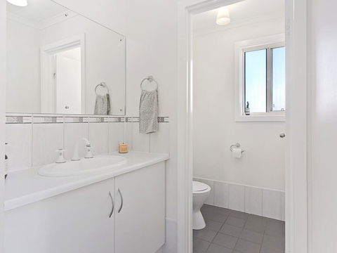 VALLEY VIEWS - 10 Valley Heights Drive - Brisbane 4u 1