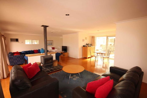 Verona Vineyard Cottage - Brisbane Tourism 3