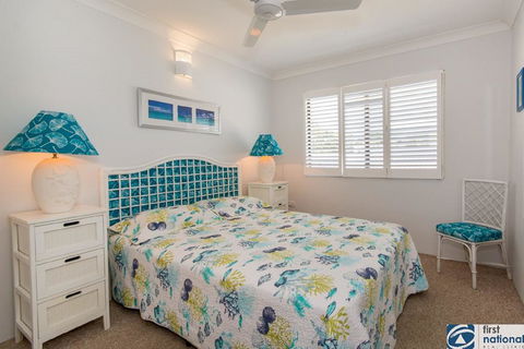 VIEWS VIEWS VIEWS! Front Top Floor Waterfront Unit - Chnook Apartments South Esp, Bongaree - Tourism Brisbane 2