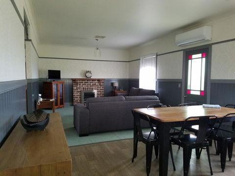 Wagga Wagga Country Cottages - Brisbane Tourism 0